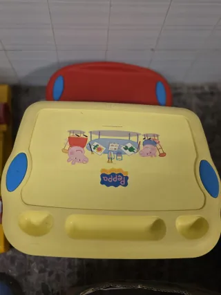Mesa escritorio Peppa Pig amarilla y roja