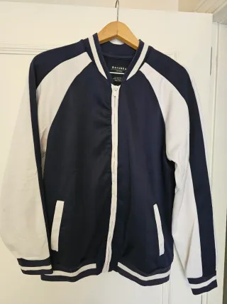 Chaqueta Bershka azul y blanca