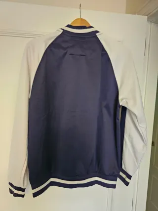 Chaqueta Bershka azul y blanca