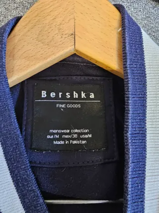 Chaqueta Bershka azul y blanca