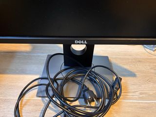 Pantalla Dell 23” con cables