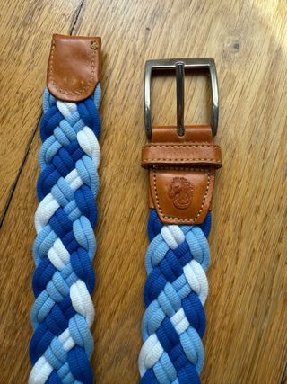 Cinturón trenzado azul y blanco