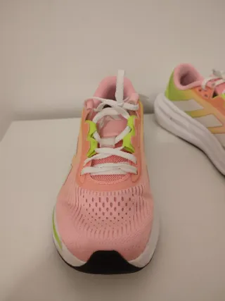 Los Cordones venian en rosa, los tengo tambien
