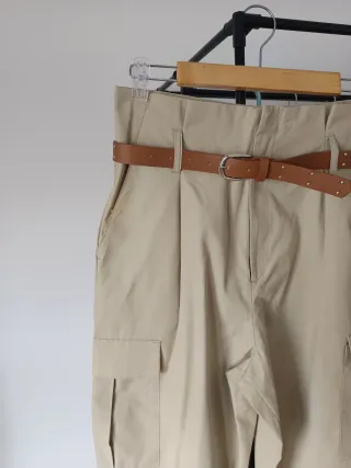 Pantalón cargo beige con cinturón