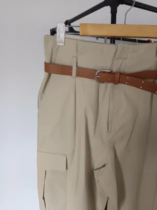 Pantalón cargo beige con cinturón