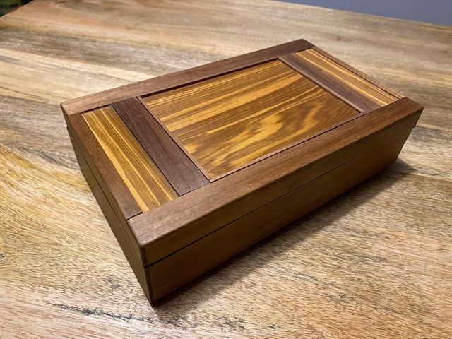Caja de madera artesanal