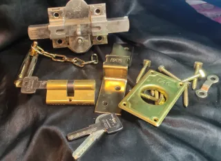 Cerrojos y accesorios de latón marca
FAC ( lote)