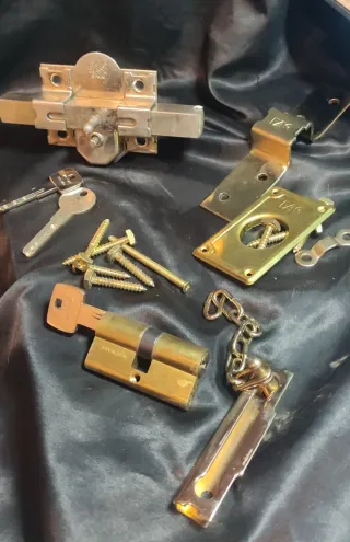 Cerrojos y accesorios de latón marca
FAC ( lote)