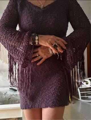 Vestido corto morado con flecos