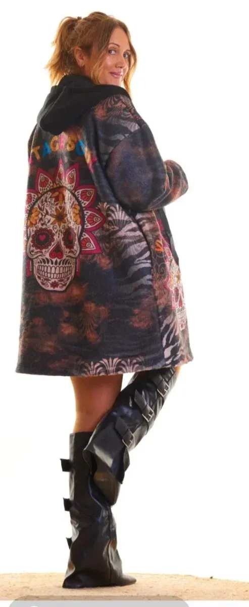 Abrigo estampado calaveras, talla única.