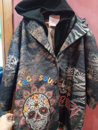 Abrigo estampado calaveras, talla única.