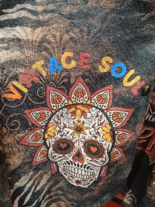 Abrigo estampado calaveras, talla única.