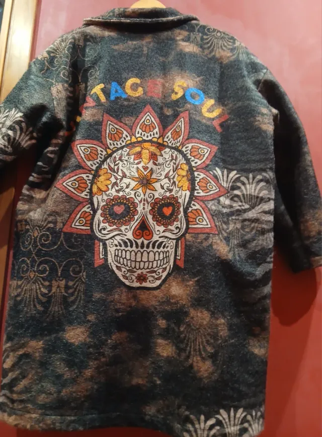 Abrigo estampado calaveras, talla única.