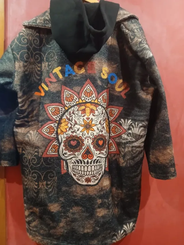 Abrigo estampado calaveras, talla única.