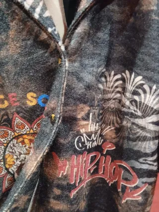 Abrigo estampado calaveras, talla única.