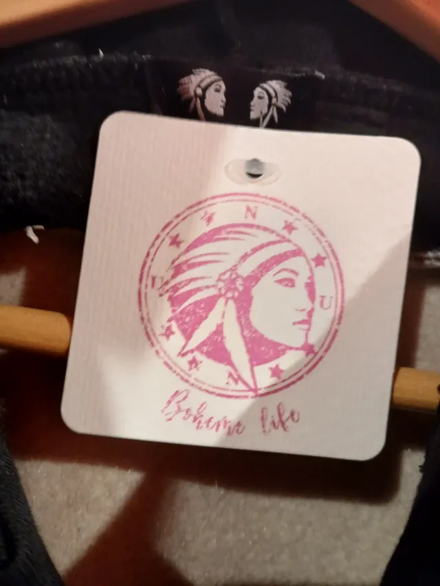 Abrigo estampado calaveras, talla única.