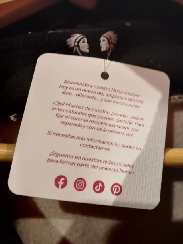 Abrigo estampado calaveras, talla única.