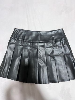 Falda negra plisada efecto piel