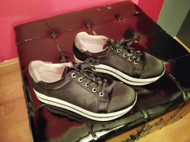 Zapatillas piel negras modernas