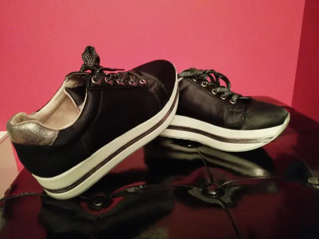 Zapatillas piel negras modernas