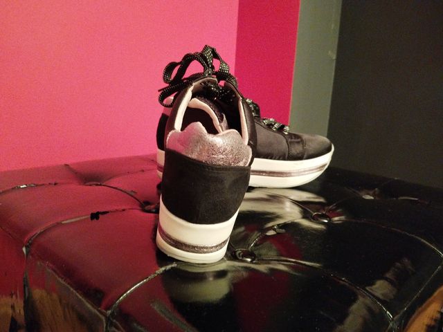 Zapatillas piel negras modernas