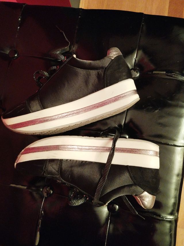 Zapatillas piel negras modernas