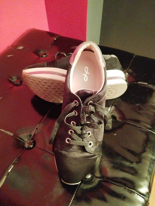 Zapatillas piel negras modernas