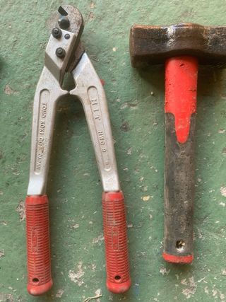 Herramientas varias: Cúter, Alicates, Martillo, Sa