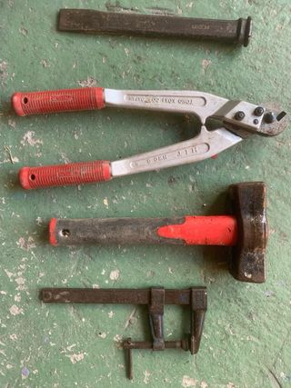 Herramientas varias: Cúter, Alicates, Martillo, Sa