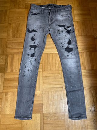 Pantalón vaquero gris desgastado