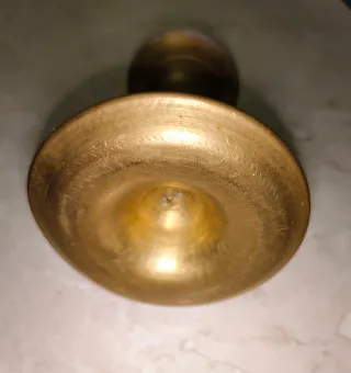 Lampara de aceite de metal dorada y negra