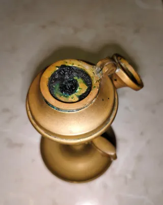 Lampara de aceite de metal dorada y negra