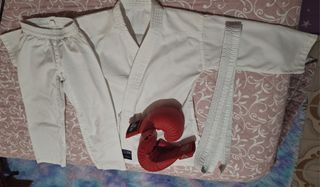 Kimono blanco y guantes rojos