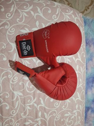 Kimono blanco y guantes rojos
