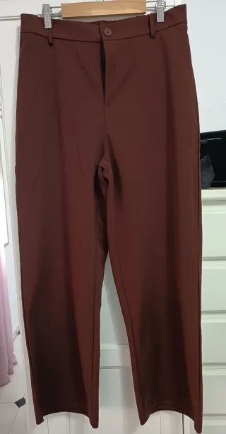 Pantalón marrón.