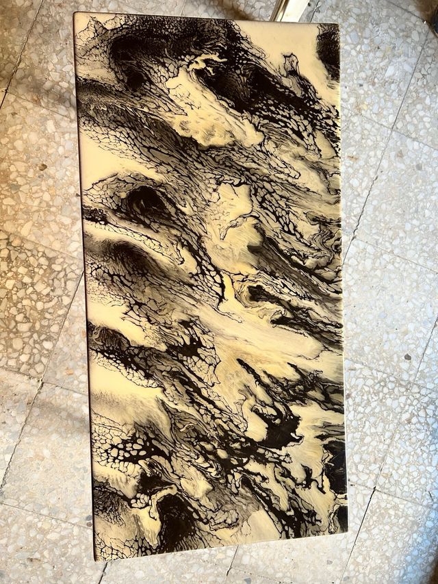 Mesa pequeña imitación mármol beige y negro