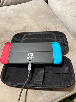 Nintendo Switch OLED con cover e accessori