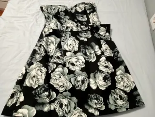 Se venden varios vestidos y falda