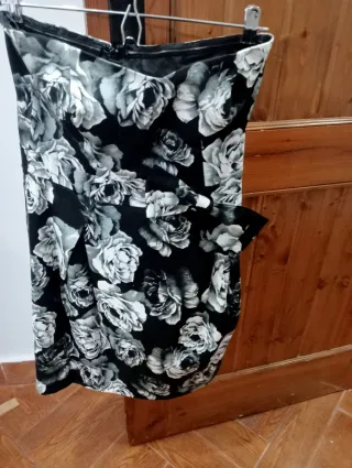 Se venden varios vestidos y falda