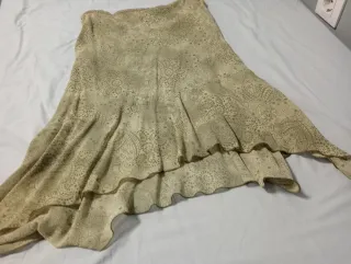 Se venden varios vestidos y falda