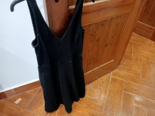 Se venden varios vestidos y falda