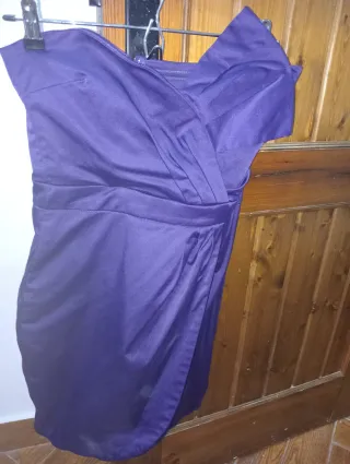 Se venden varios vestidos y falda