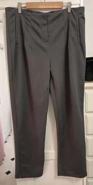 Pantalón gris.