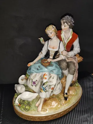 Figura de porcelana S. Mayon pareja cisnes
