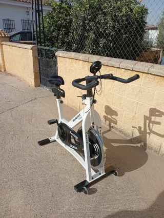 Bicicleta estática blanca