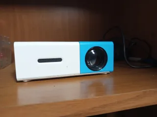 Mini proyector blanco y azul