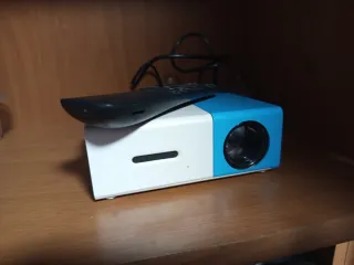 Mini proyector blanco y azul