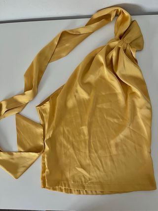 Top amarillo con tira al cuello