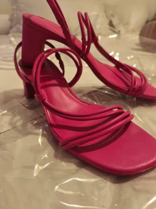 Sandalias de tacón rojas,verdes y rosas