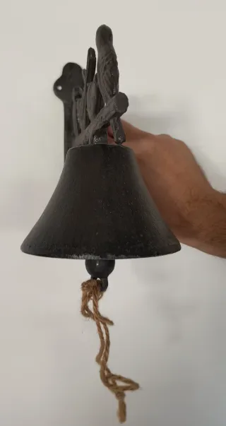 Campana da parete in ghisa con uccellini